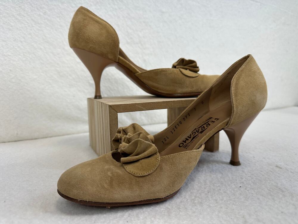 Salvatore Ferragamo Dalia Suede Mid-Heel Pump with Rosette Vamp Detail SZ 7